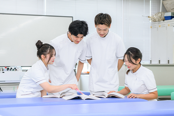 3年次の臨床実習と国家試験対策を学ぶ様子